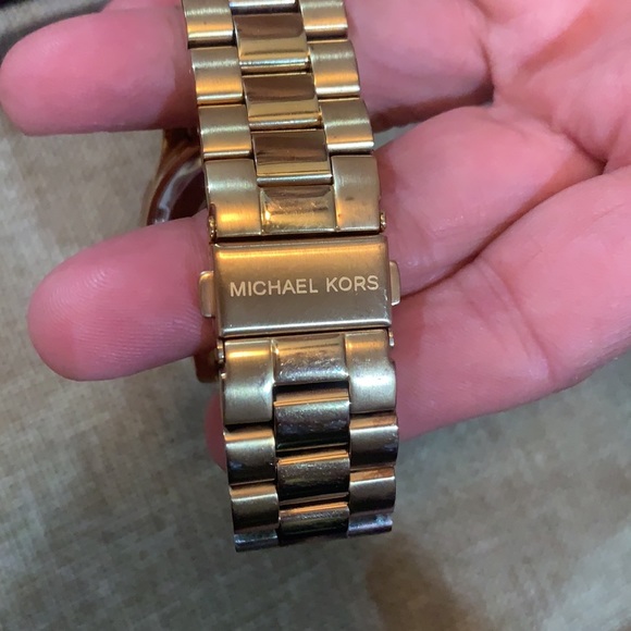 Pinkish face, rose gold Michael Kors watch - Picture 4 of 5